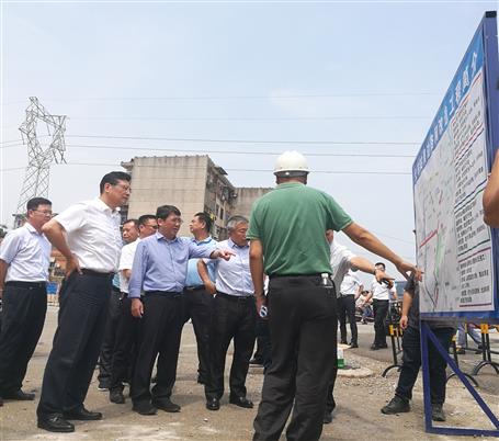 鄭俊康、吳煒到火車(chē)站周邊路網(wǎng)改造工程調(diào)研