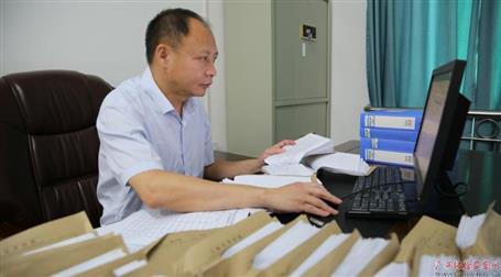 初心不改　本色不褪——記廣西勤廉榜樣、河池市紀委副書記、監(jiān)委副主任黃振林