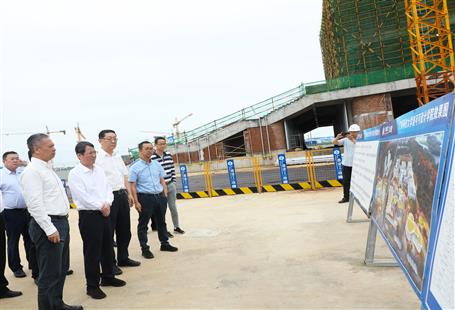 柳州市委書記吳煒、市長張壯到第十二分公司項目調研指導