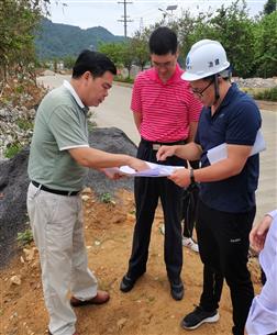 憑祥市市長武曉輝到第五分公司項目調研指導
