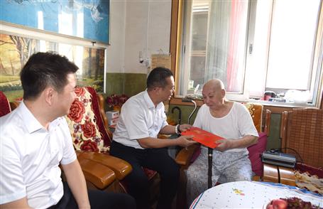 覃振華、賴海標(biāo)國慶節(jié)前慰問離休老干部