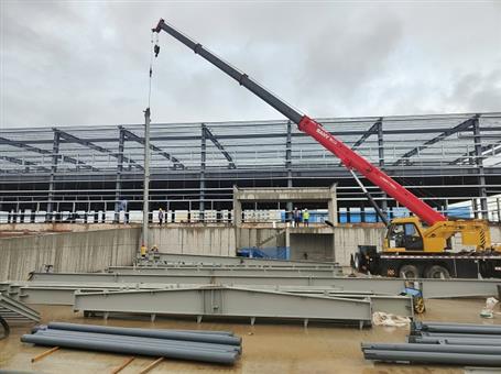 【奮戰(zhàn)三季度 打贏攻堅(jiān)戰(zhàn)】冶建第四分公司內(nèi)蒙古項(xiàng)目2#冷庫鋼結(jié)構(gòu)首吊成功！