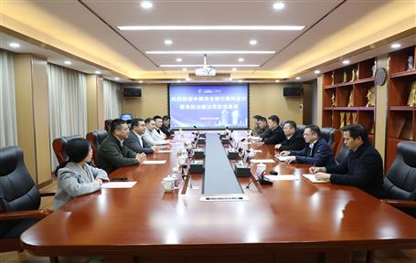 覃振華與中國民生銀行柳州分行行長李超舉行工作會(huì)談